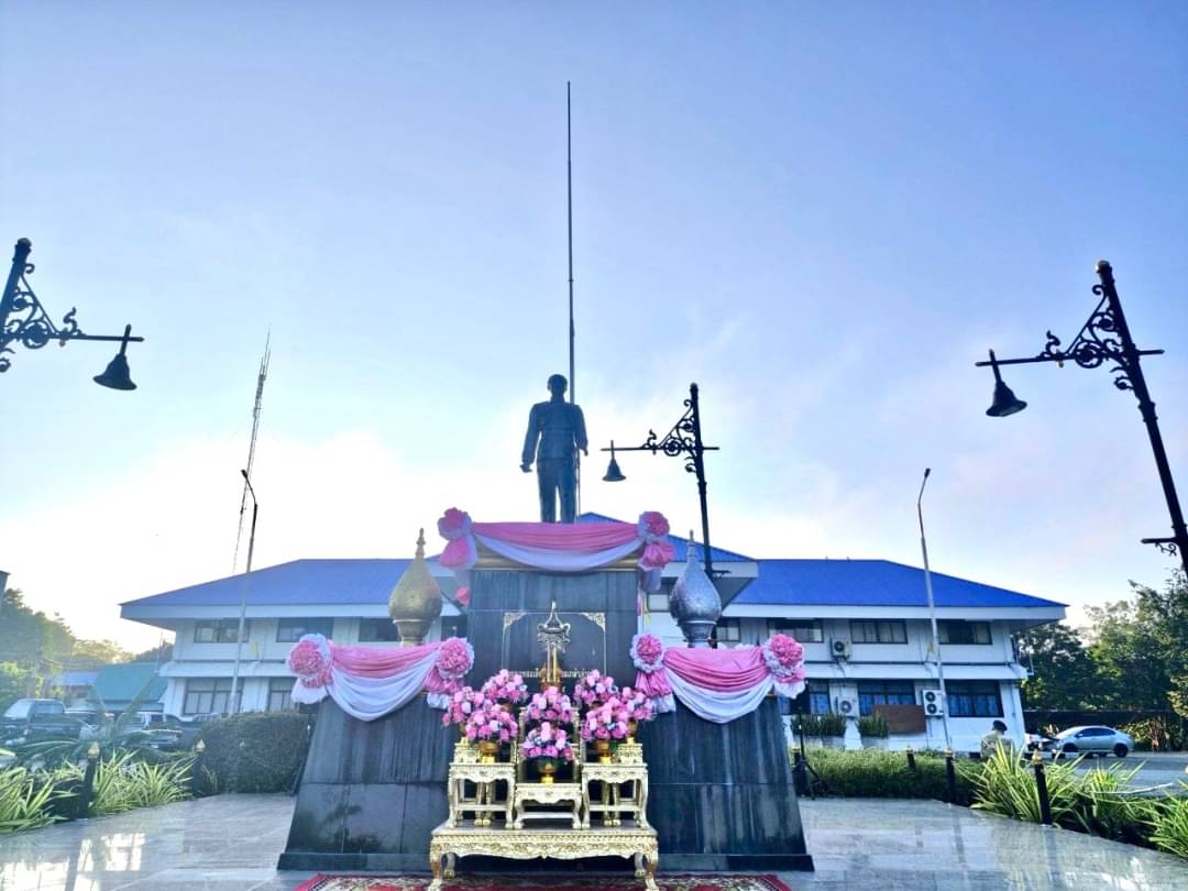 อำเภอท่าปลา จัดพิธีวางพวงมาลาเนื่องในวันคล้ายวันสวรรคต พระบาทสมเด็จพระจุลจอมเกล้าเจ้าอยู่หัว